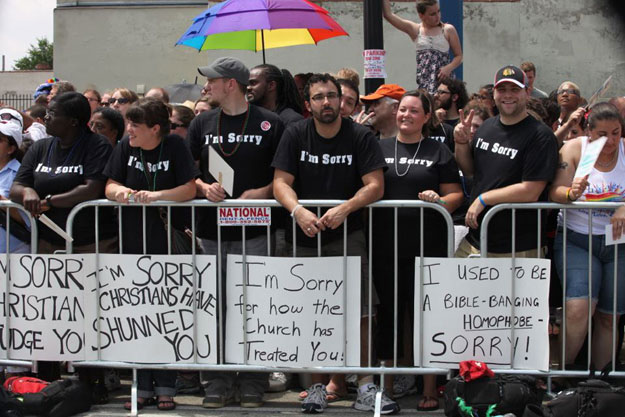 фотография христиан Чикаго, которые пришли на гей-парад, чтобы извиниться за гомофобию в Церкви