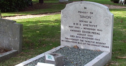 Надгробный камень на могиле Саймона